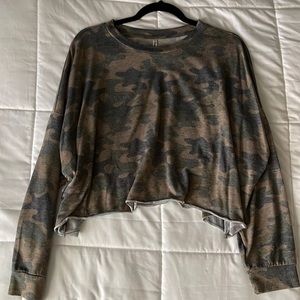 Cropped long sleeve shirt